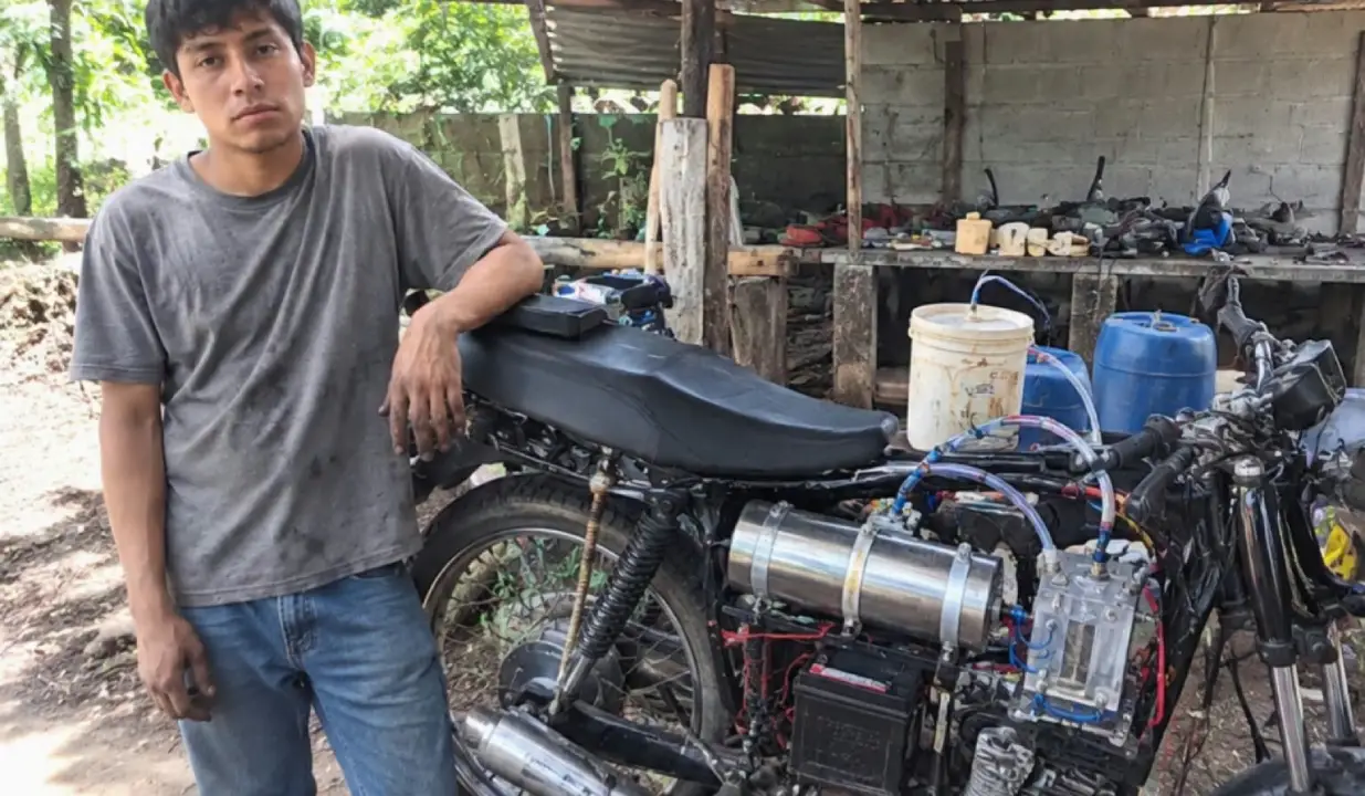 Motocicleta con gasolina de orina