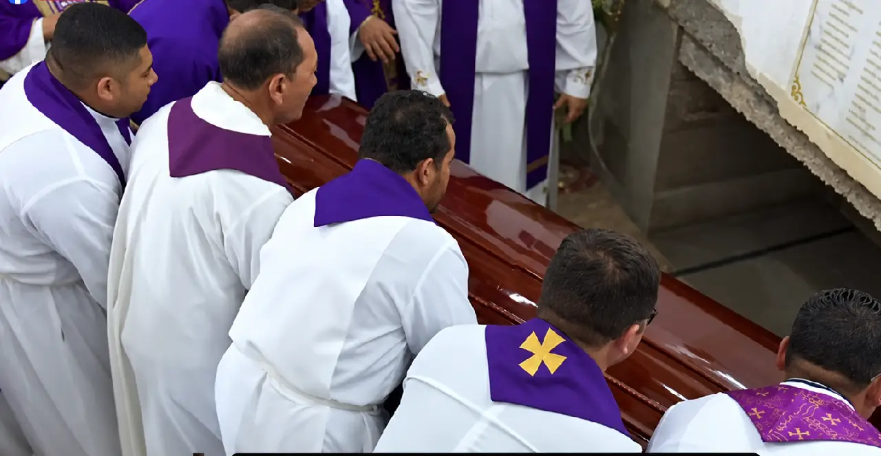Sacerdotes llevan el féretro de monseñor Teodoro Gómez a su última morada