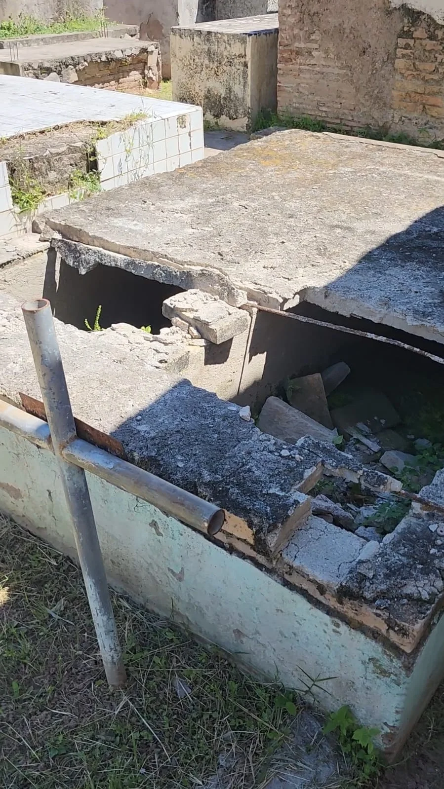 Tumbas vacías en el Cementerio General de Tegucigalpa.
